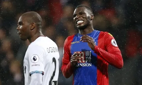 Sốc: Benteke đi đến đâu, HLV mất việc đến đó