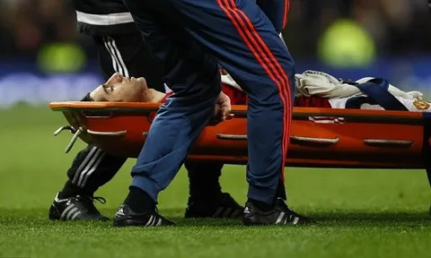CẬN CẢNH: Mkhitaryan tỏa sáng, rồi rời sân... trên cáng