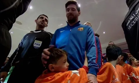 Cậu bé mặc áo Messi làm từ túi nilon quấn quýt bên thần tượng
