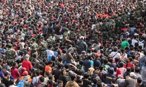 Biển người Indonesia khổ sở săn vé chung kết AFF Cup