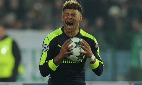 Chamberlain không hạnh phúc, Wenger thêm đau đầu
