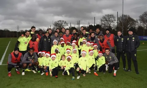 Chelsea liên tục nhận quà Noel trên sân tập