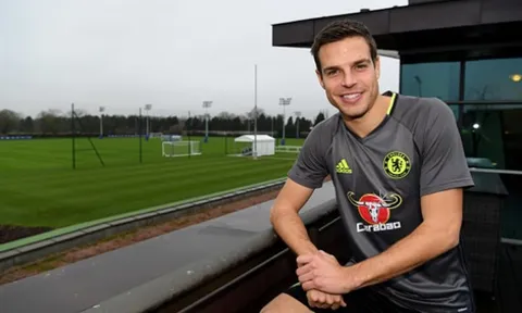 Chốt xong hợp đồng mới, Azpilicueta tươi rói trên sân tập của Chelsea