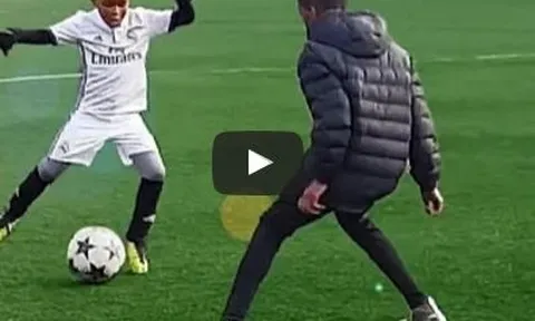 Chú nhóc 7 tuổi biểu diễn kĩ thuật y hệt Ronaldo
