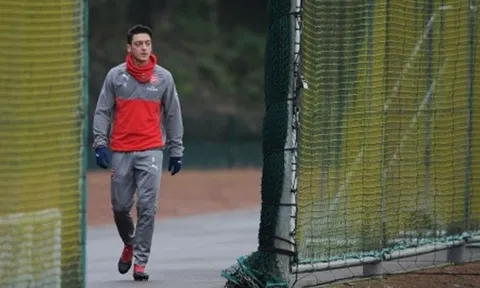 Chùm ảnh: Per Mertesacker trở lại, Arsenal tập luyện chuẩn bị giáng sinh