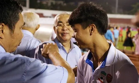Công Phượng sành điệu, rạng rỡ gặp chủ tịch VFF
