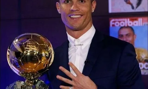 Cristiano Ronaldo khoe ảnh giành Quả bóng vàng 2016
