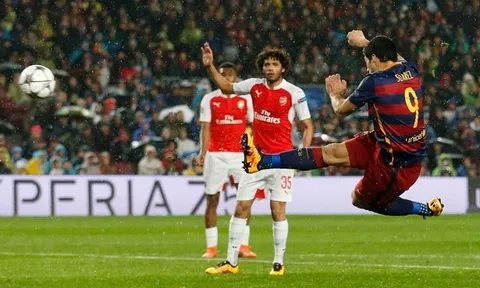 Cú volley tuyệt phẩm tung lưới Arsenal của Luis Suarez