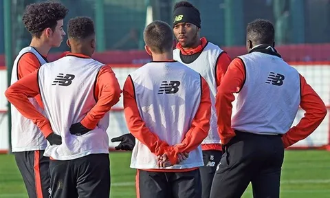 Daniel Sturridge 'lên mặt' với đàn em trên sân tập