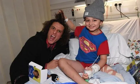 David Luiz bị fan nhí nắm tóc 'hành hạ' khi đi phát quà cùng Chelsea