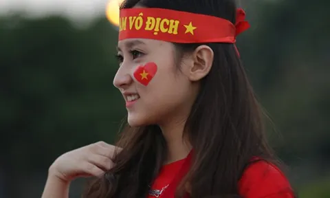 Điểm tin hậu trường 14/12: MU hứng 'cơn thịnh nộ' vì o bế Ronaldo; Fan nữ xinh đẹp mến mộ Xuân Trường
