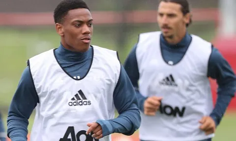 Điểm tin sáng 17/12: Martial gặp vấn đề vì Ibra; Pep sốc văn hoá Ngoại hạng Anh