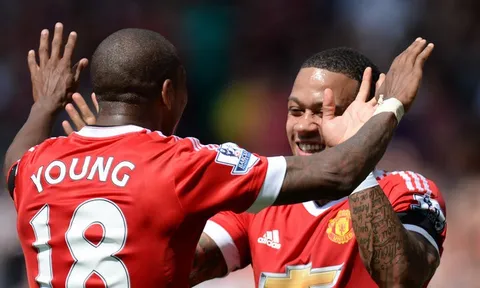 Điểm tin sáng 22/12: Mourinho khó xử vì 2 sao Man Utd; Balotelli gây hoạ tại Ligue 1