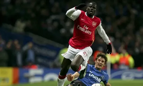 Eboue xin giải nghệ để đi chăm chó của Nữ hoàng