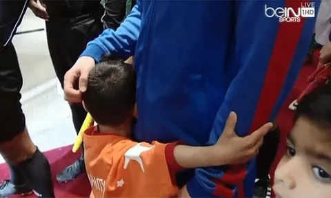 Fan nhí khiến Messi 'điêu đứng' trong trận giao hữu với Al Ahli