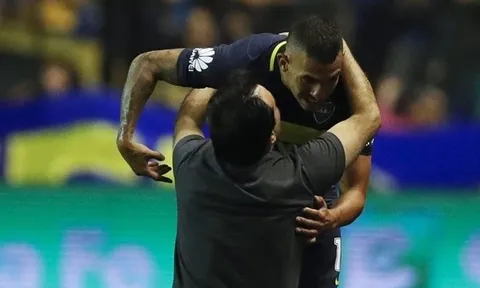 Fan quỳ gối xin Tevez đừng tới Trung Quốc