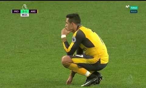 Góc Arsenal: Sanchez gục xuống, dấu chấm hết là đây