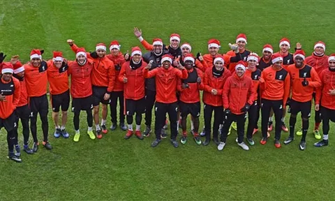 Hàng chục ông già Noel xuất hiện trên sân tập của Liverpool