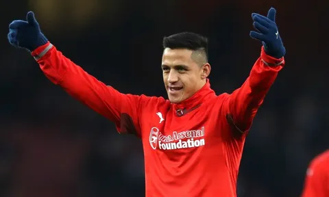 HLV Wenger tặng quà giáng sinh sớm cho Sanchez