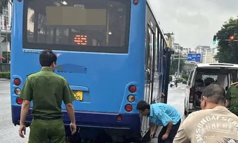 Hơn chục người hợp sức nâng xe buýt cứu nữ tài xế mắc kẹt dưới gầm