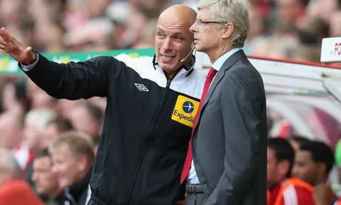Howard Webb khiến CĐV Arsenal "sướng phát điên"