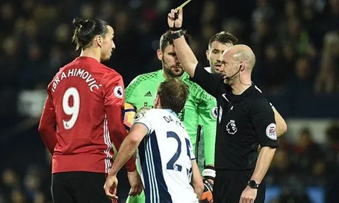 Đánh người lộ liễu, Ibrahimovic suýt bị đuổi khỏi sân