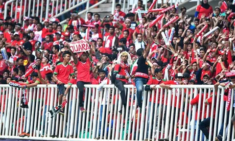 Fan Indonesia trèo rào cổ vũ đội nhà đánh bại Thái Lan