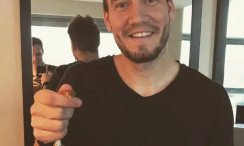 ‘Lord’ Bendtner nuôi rắn, đặt tên như diễn viên nổi tiếng