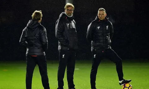 Mặc mưa rét, Liverpool vẫn tập xuyên đêm vì Derby