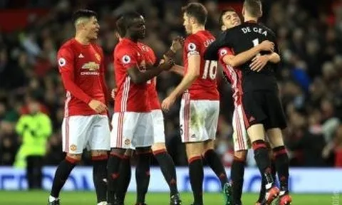 Marcos Rojo cân cả hàng tiền đạo Tottenham