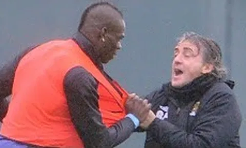 Mario Balotelli và những tình huống 'lạ' trên sân bóng