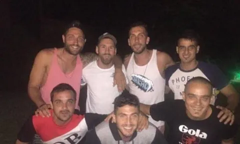 Messi rạng rỡ trong buổi hội ngộ đồng đội cũ