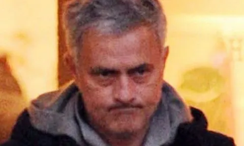 Mourinho cau có tháp tùng con gái đi mua đồ nữ trang