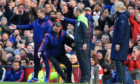 Những khoảnh khắc vui nhộn nhất năm 2016: Pardew nhảy nhót, Van Gaal 'diễn sâu'