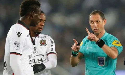 NÓNG: Balotelli lại gây hoạ, bỏ banh đá người