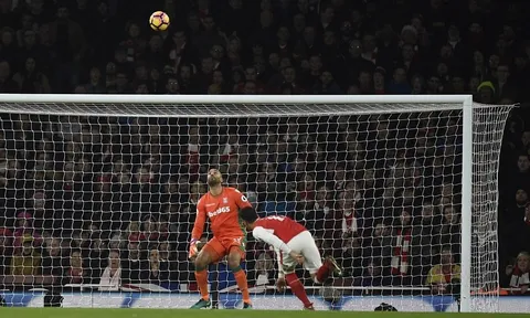 Oezil đánh đầu điêu luyện, Arsenal bước lên đỉnh Ngoại hạng Anh