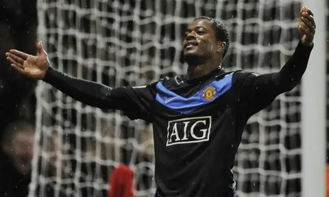 Patrice Evra trên đường trở lại Ngoại hạng Anh