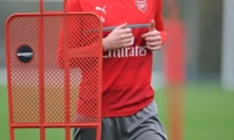 Per Mertesacker trở lại, Wenger thở phào