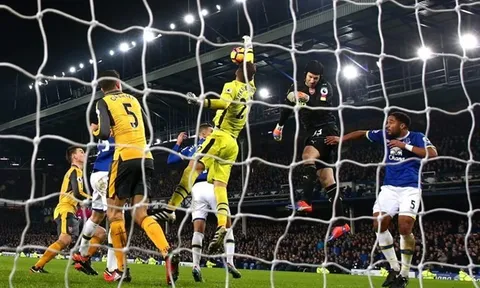 Petr Cech suýt 'hóa' Ramos cứu nguy cho Arsenal