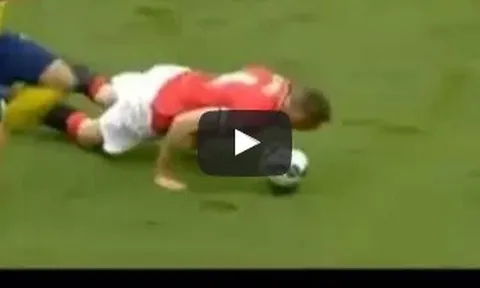 Pha cản bóng bằng đầu 'kinh điển' của Phil Jones vs Arsenal