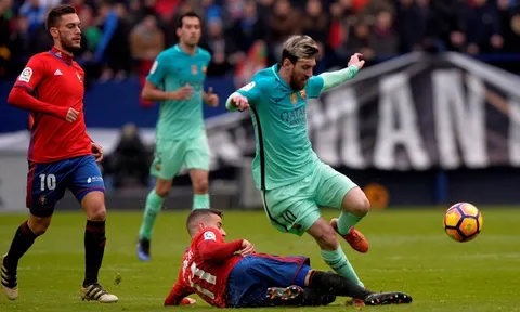 Pha solo ghi bàn đẳng cấp của Messi trong vòng vây các cầu thủ Osasuna