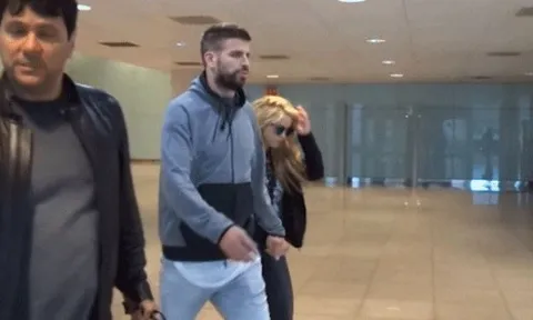 Pique và báo giới 'gây hấn' tại sân bay