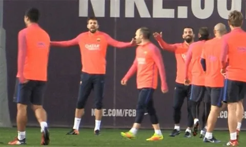 Pique và Suarez suýt 'choảng nhau' trên sân tập