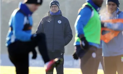 Ranieri kiệm nụ cười trên sân tập của Leicester City