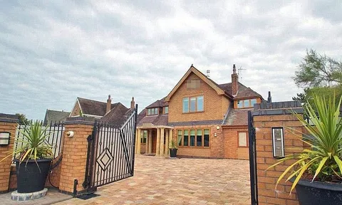Rao cả năm, Sterling vẫn chưa bán được siêu biệt thự