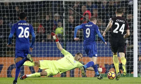 Riyad Mahrez làm khổ hàng thủ Man City
