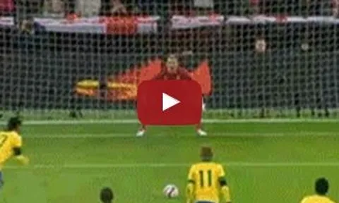 Ronaldinho từng 'bất lực' trước Joe Hart trên chấm 11m
