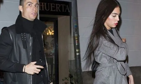 Ronaldo ăn mừng chức vô địch cùng bạn gái mới