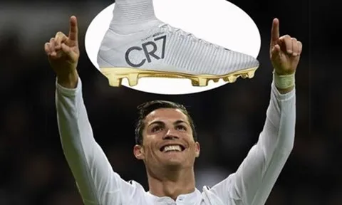 Ronaldo ăn mừng Quả bóng vàng bằng phiên bản giày đặc biệt