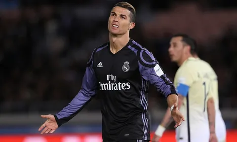 Ronaldo bỏ lỡ không tưởng ở khoảng cách 5m
